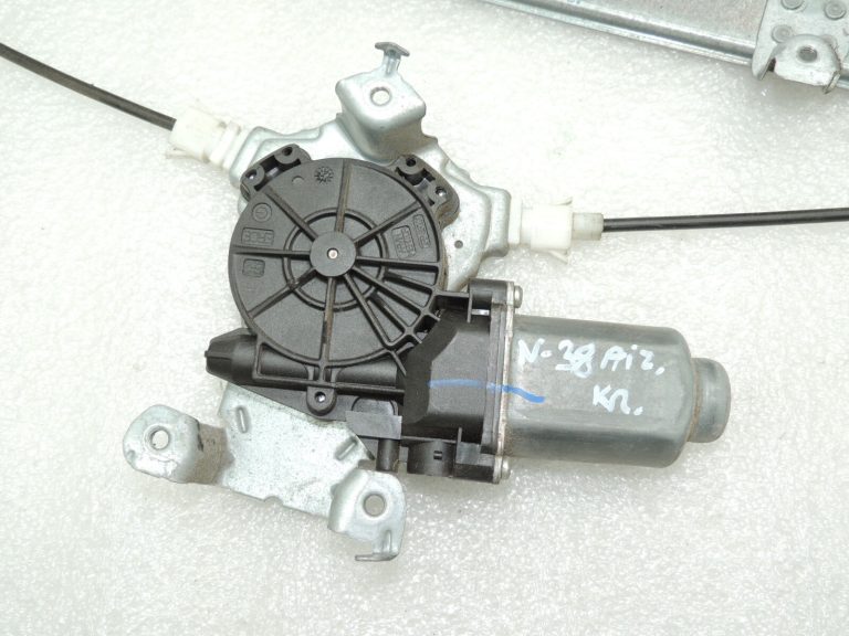 OEM Nissan Navara II 4×4 logu regulators ar motoru aizmugurējais kreisais 827013X30A