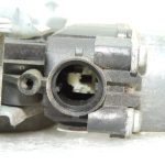 OEM Nissan Navara II 4×4 logu regulators ar motoru aizmugurējais kreisais 827013X30A