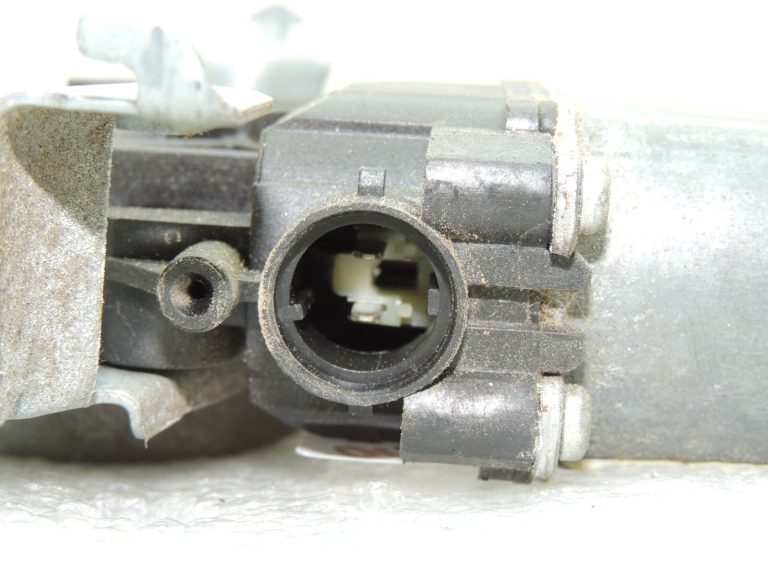 OEM Nissan Navara II 4×4 logu regulators ar motoru aizmugurējais kreisais 827013X30A