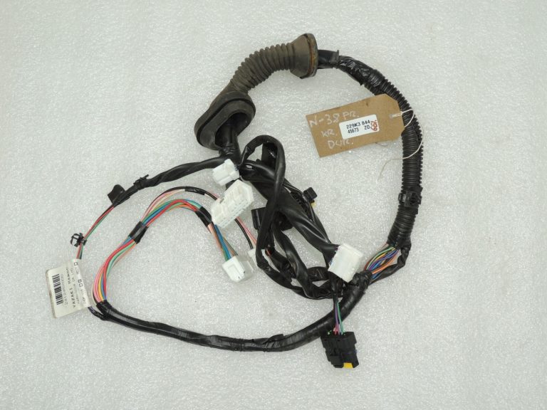 OEM Nissan Navara II 4×4 durvju instalācija priekšējā kreisā 241245X00D