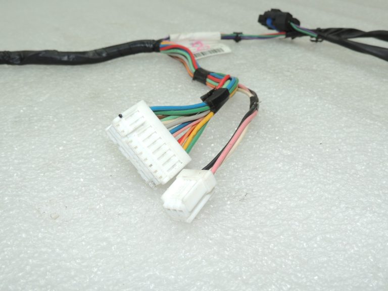 OEM Nissan Navara II 4×4 durvju instalācija priekšējā kreisā 241245X00D