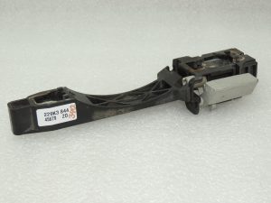 OEM Nissan Navara II 4x4 durvju rokturu turētājs ārējā labajā pusē 80610EB30B