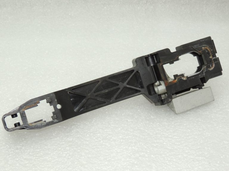 OEM Nissan Navara II 4×4 durvju rokturu turētājs ārējā labajā pusē 80610EB30B