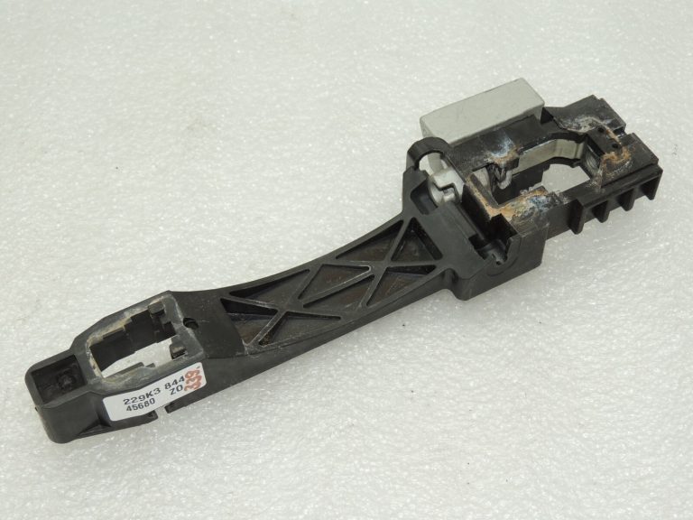 OEM Nissan Navara II 4×4 durvju rokturu turētājs kreisā ārējā 80611EB30B