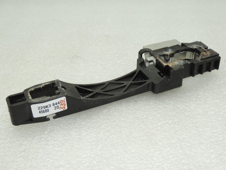OEM Nissan Navara II 4×4 durvju rokturu turētājs kreisā ārējā 80611EB30B