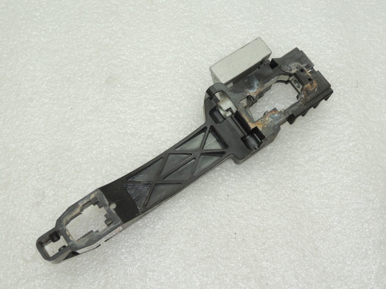 OEM Nissan Navara II 4×4 durvju rokturu turētājs kreisā ārējā 80611EB30B
