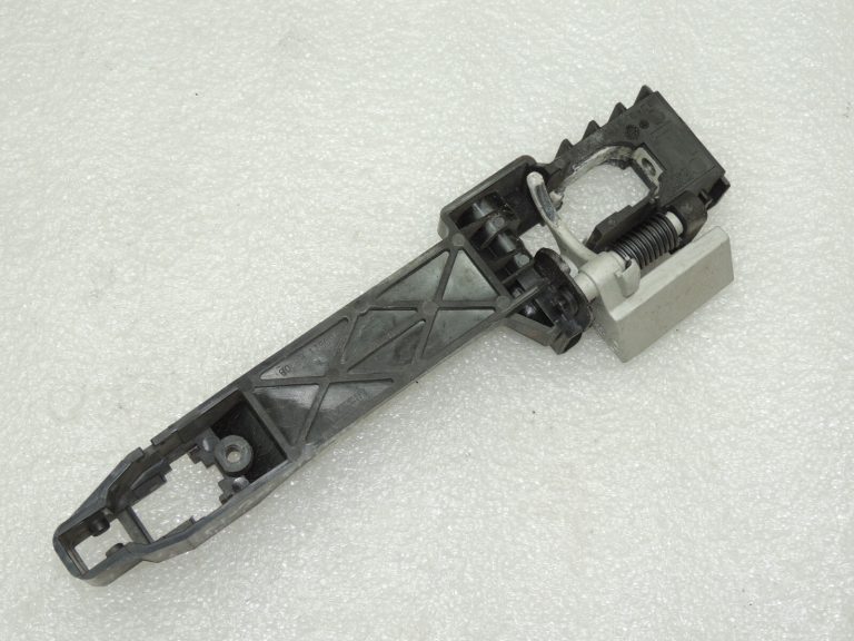 OEM Nissan Navara II 4×4 durvju rokturu turētājs kreisā ārējā 80611EB30B