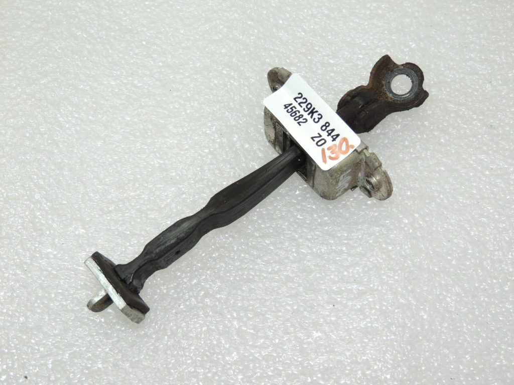 OEM Nissan Navara II 4x4 aizmugurējo durvju pārbaude 824304X30A 824304X30B