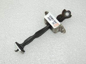OEM Nissan Navara II 4x4 aizmugurējo durvju pārbaude 824304X30A 824304X30B
