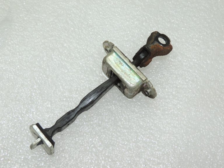 OEM Nissan Navara II 4×4 aizmugurējo durvju pārbaude 824304X30A 824304X30B