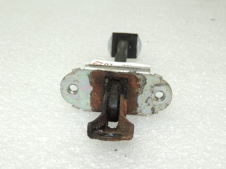 OEM Nissan Navara II 4×4 aizmugurējo durvju pārbaude 824304X30A 824304X30B