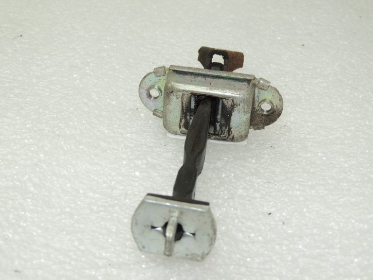 OEM Nissan Navara II 4×4 aizmugurējo durvju pārbaude 824304X30A 824304X30B