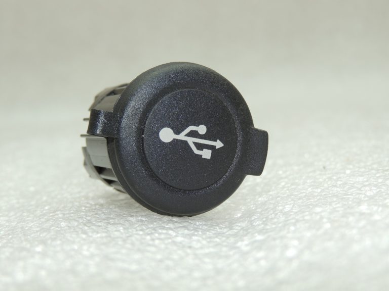 Nissan Navara II 4×4 USB AUX ligzda 280235X00A