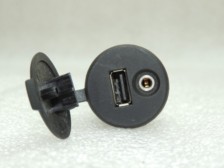 Nissan Navara II 4×4 USB AUX ligzda 280235X00A