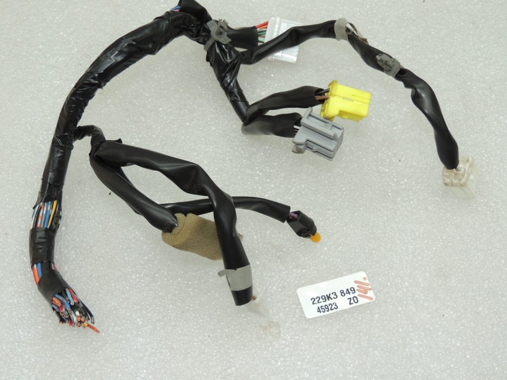 OEM Nissan Navara II 4x4 elektroinstalācijas remonta stūres rats 484305X47B
