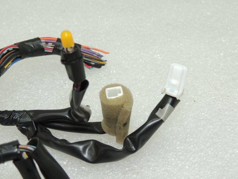 OEM Nissan Navara II 4×4 elektroinstalācijas remonta stūres rats 484305X47B