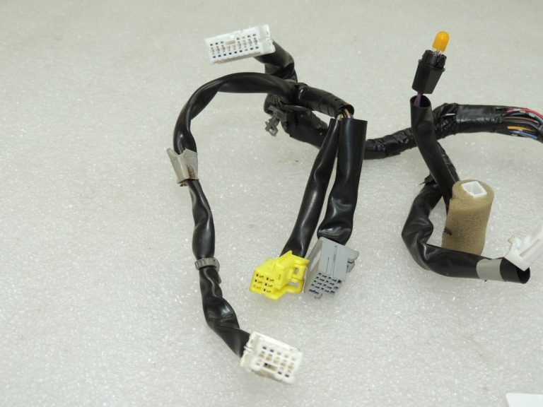 OEM Nissan Navara II 4×4 elektroinstalācijas remonta stūres rats 484305X47B