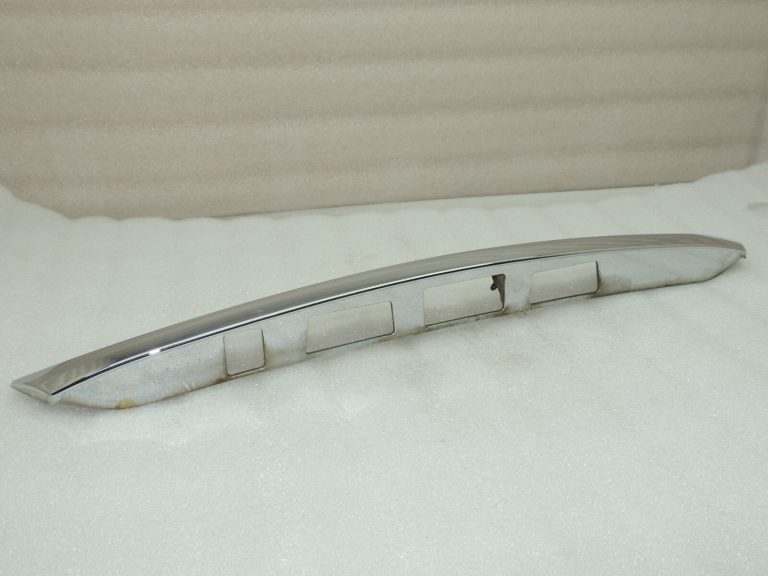 Toyota Avensis T27 aizmugurējo durvju vāka līstes 7680105170