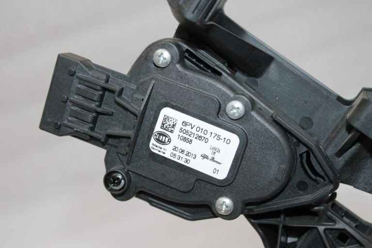 Oriģinālais Alfa Romeo Giulietta 940 2.0 JTD akseleratora pedālis 50521267, 505212670