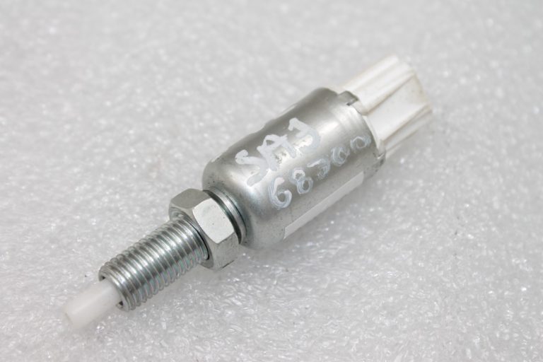 OEM Suzuki SX4 II S-Cross JY sajūga pedāļa slēdzis balts kontaktdakša 37970-68J00