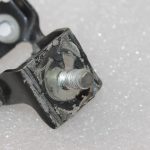 Oriģinālā Suzuki SX4 II S-Cross JY aizmugurējo durvju eņģe 69510-68L01, 6951068L01