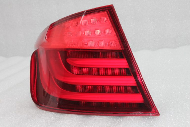 Oriģinālais BMW F10 aizmugurējais ārējais kreisais lukturis ar nelielu defektu! 63217203229, 7203229
