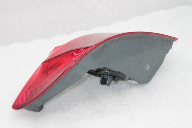 Oriģinālais BMW F10 aizmugurējais ārējais kreisais lukturis ar nelielu defektu! 63217203229, 7203229