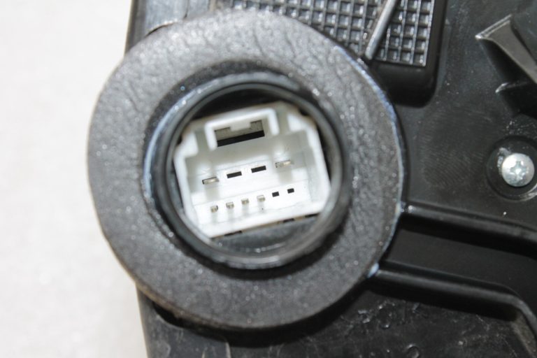 Oriģinālā Toyota Avensis T27 priekšējo kreiso durvju slēdzene 6904002211, 69040-02211