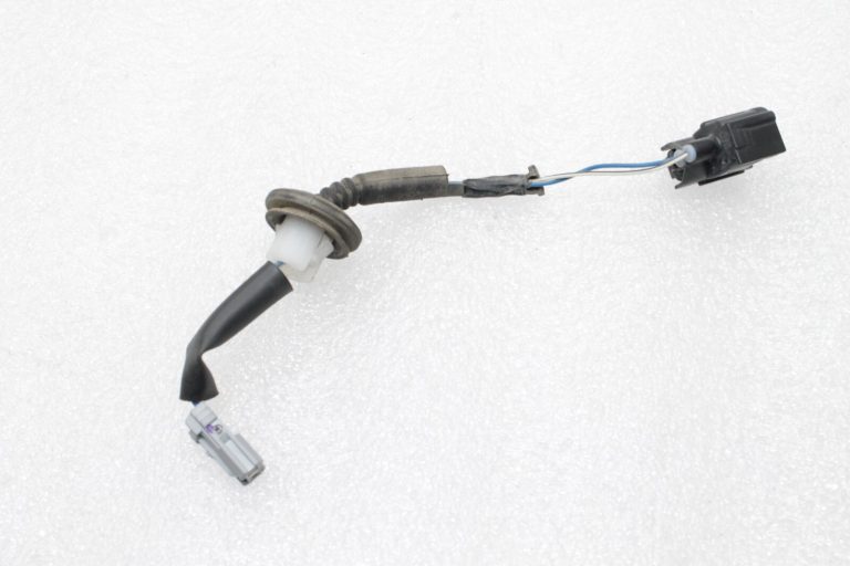Oriģināla Toyota Avensis T27 trešā bremžu signālluktura instalācija 81935-20070 8193520070