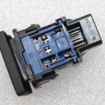 Oriģināls Toyota Avensis T27 degvielas uzpildes vāka atvēršanas slēdzis 8484105030, 84841-05030