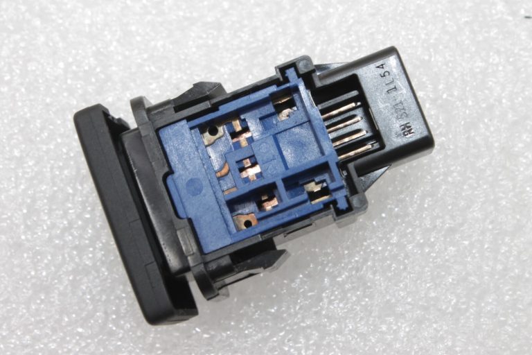 Oriģināls Toyota Avensis T27 degvielas uzpildes vāka atvēršanas slēdzis 8484105030, 84841-05030