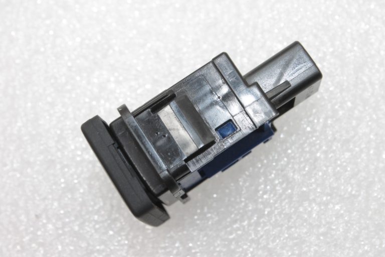 Oriģināls Toyota Avensis T27 degvielas uzpildes vāka atvēršanas slēdzis 8484105030, 84841-05030