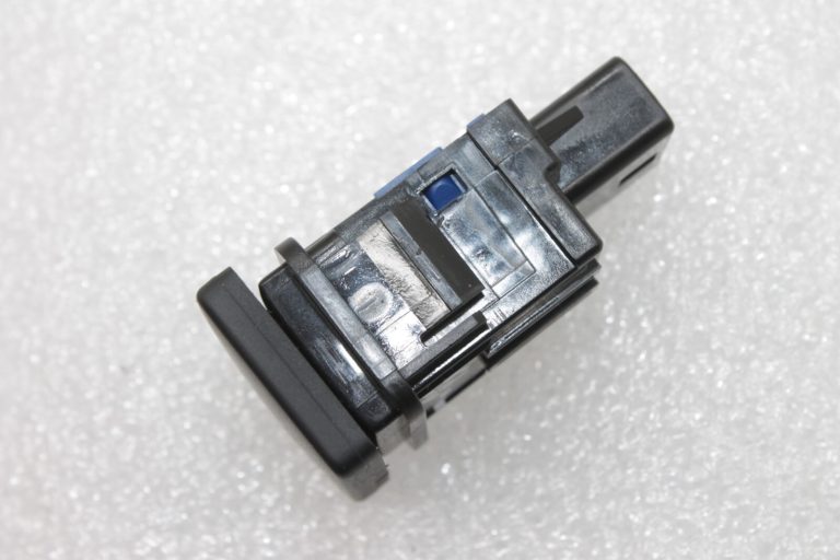 Oriģināls Toyota Avensis T27 degvielas uzpildes vāka atvēršanas slēdzis 8484105030, 84841-05030