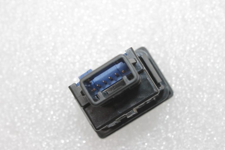 Oriģināls Toyota Avensis T27 degvielas uzpildes vāka atvēršanas slēdzis 8484105030, 84841-05030