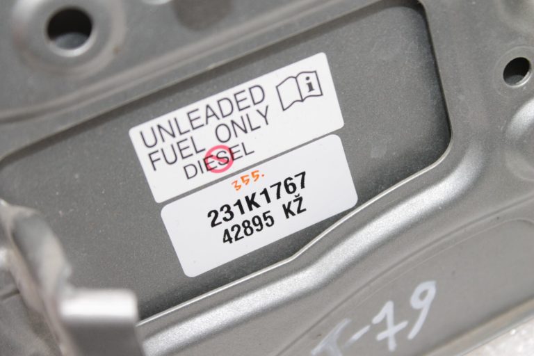 Oriģināls Toyota Avensis T27 kombi degvielas uzpildes vāks 1G6 pelēks