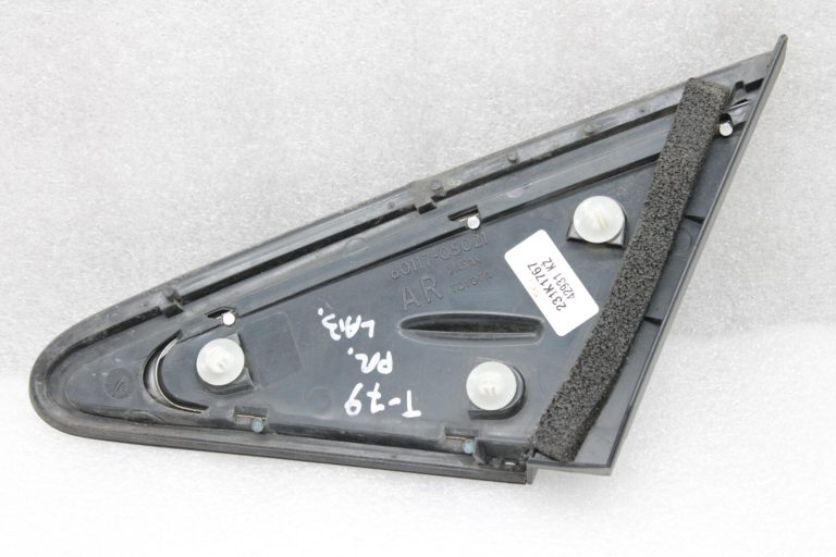 Toyota Avensis T27 Priekšējais labās puses loga vāka trīsstūris 60117-05021 6011705021
