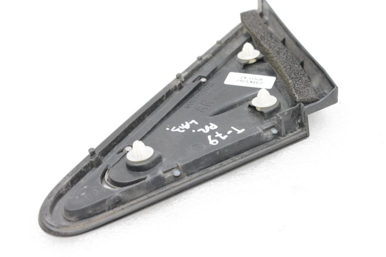 Toyota Avensis T27 Priekšējais labās puses loga vāka trīsstūris 60117-05021 6011705021