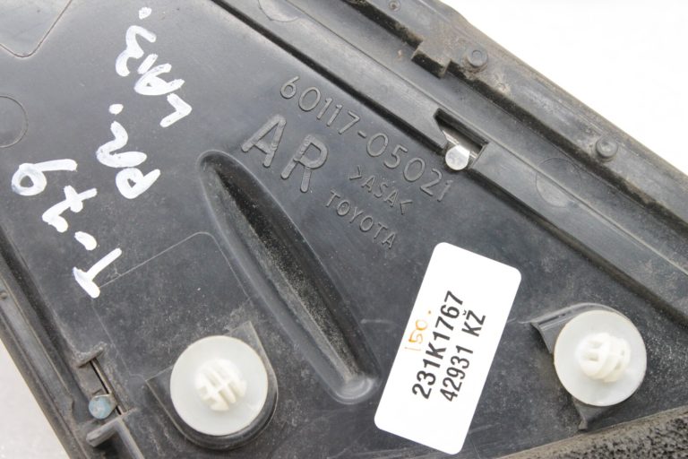 Toyota Avensis T27 Priekšējais labās puses loga vāka trīsstūris 60117-05021 6011705021