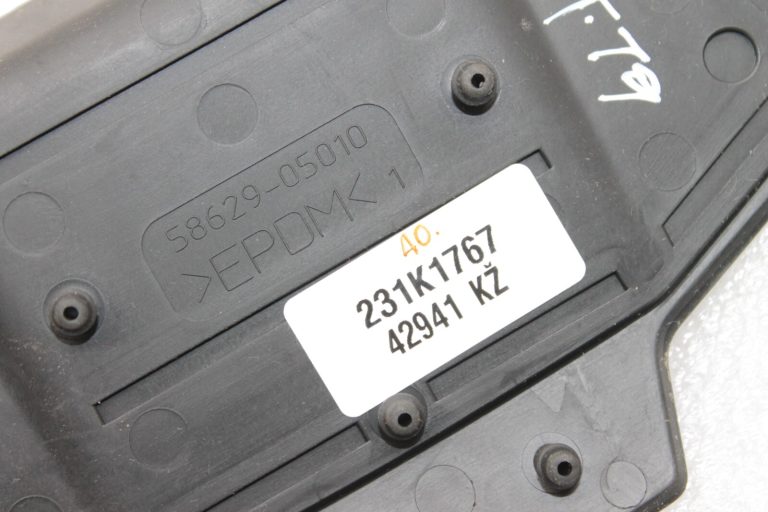 Oriģināls Toyota Avensis T27 centrālās konsoles gumijas paklājiņš 5862905010