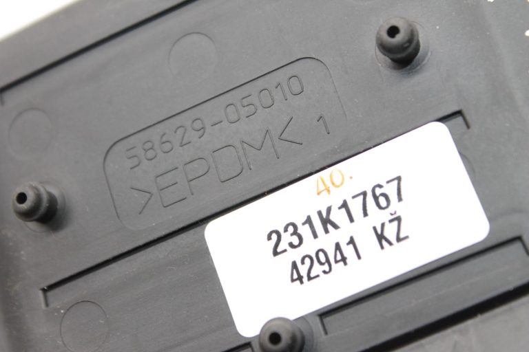 Oriģināls Toyota Avensis T27 centrālās konsoles gumijas paklājiņš 5862905010