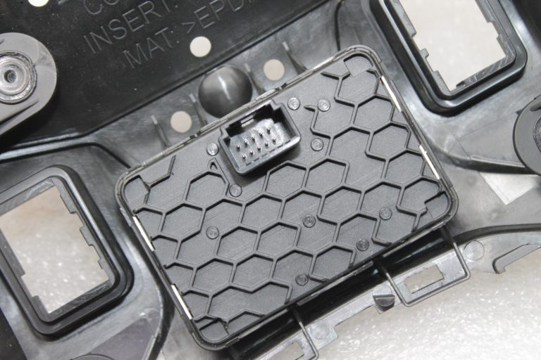 Oriģināls Toyota Avensis T27 centrālās konsoles pārsegs gaisa spilvena displejs 588040522020C0