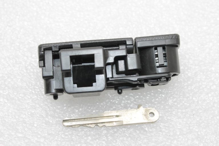 Oriģināls Nissan X-Trail T31 cimdu nodalījuma rokturis ar atslēgu 686306P10C