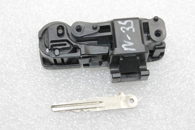Oriģināls Nissan X-Trail T31 cimdu nodalījuma rokturis ar atslēgu 686306P10C