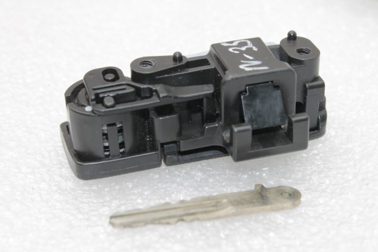 Oriģināls Nissan X-Trail T31 cimdu nodalījuma rokturis ar atslēgu 686306P10C