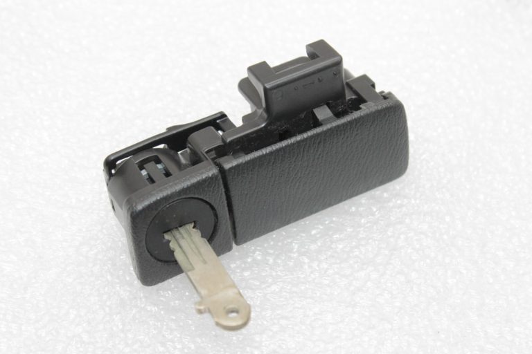 Oriģināls Nissan X-Trail T31 cimdu nodalījuma rokturis ar atslēgu 686306P10C