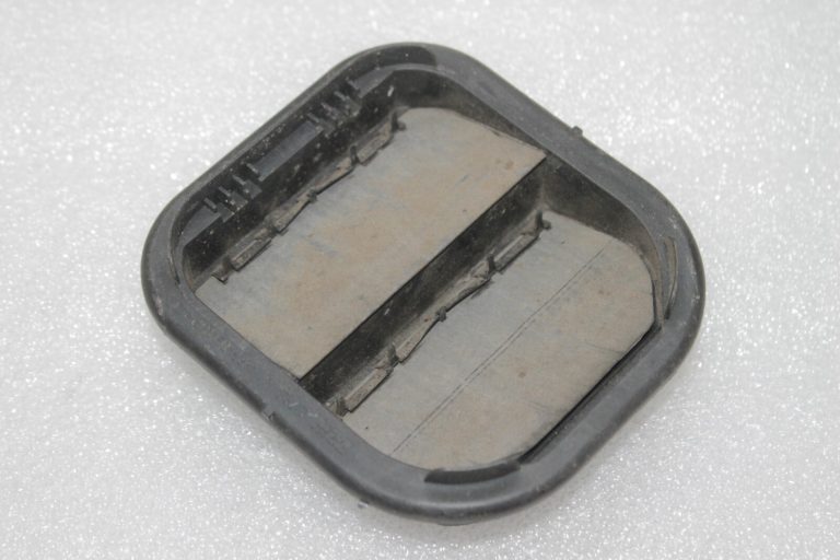 Oriģināla Alfa Romeo Giulietta 940 aizmugurējā virsbūves ventilācijas restīte 51826662