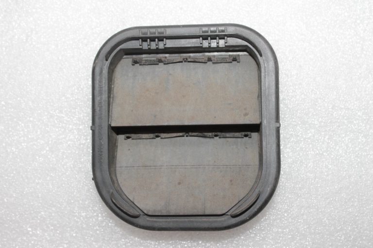 Oriģināla Alfa Romeo Giulietta 940 aizmugurējā virsbūves ventilācijas restīte 51826662