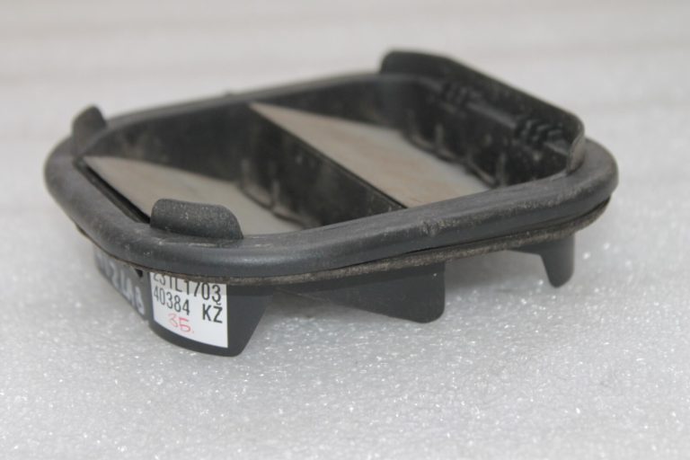 Oriģināla Alfa Romeo Giulietta 940 aizmugurējā virsbūves ventilācijas restīte 51826662
