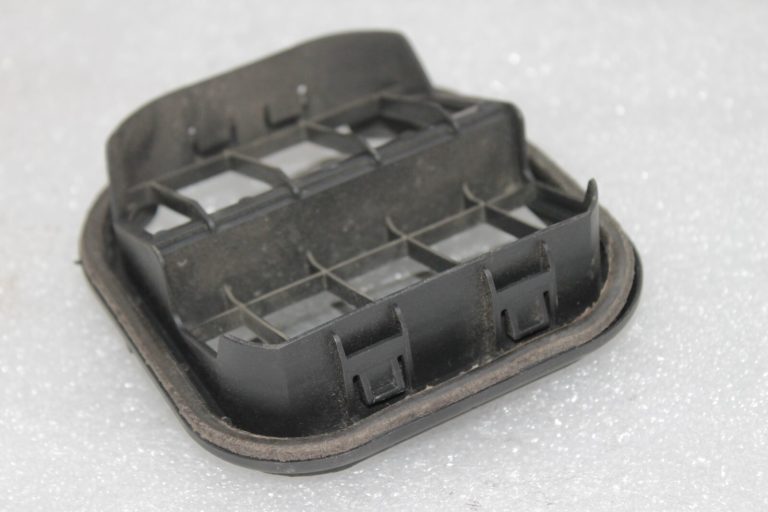 Oriģināla Alfa Romeo Giulietta 940 aizmugurējā virsbūves ventilācijas restīte 51826662