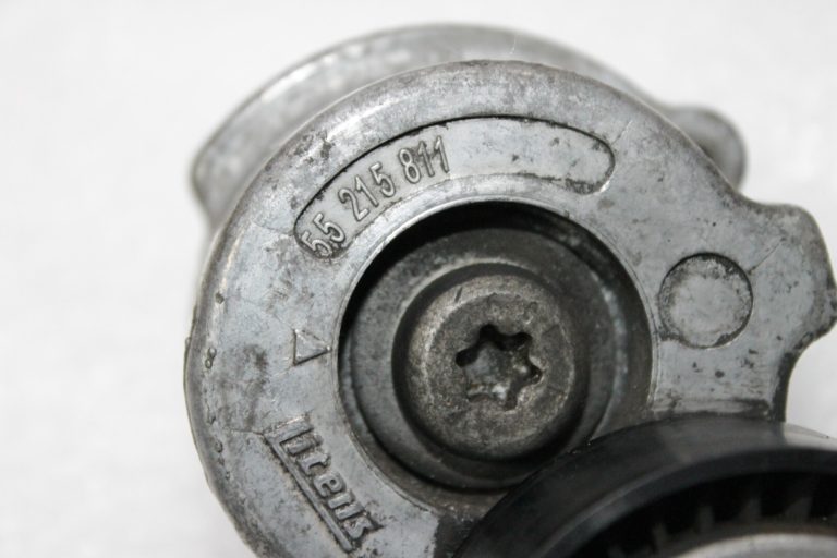 OEM Alfa Romeo Giulietta 940 2.0 JTDM spriegotāja siksna ar V veida rievām 55282321
